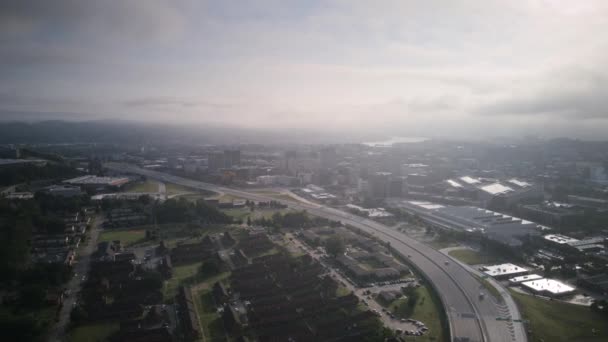 Aerial Hyperlapse Bright Foggy Morning Downtown Chattanooga — стоковое видео