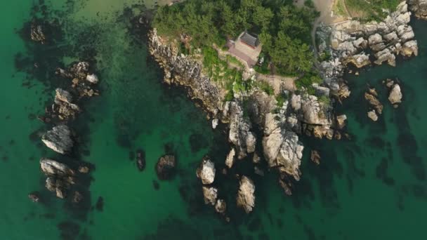 Повітря Південна Корея Скельні Утворення Gangwan Розбиття Хвиль Скелі Надає — стокове відео