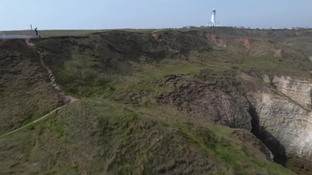 Flamborough Head Lighthouse Stunning White Chalk Cliffs Flamborough East Riding — Vídeos de Stock