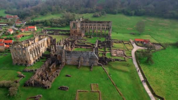 Extensive Ruins Rievaulx Abbey Helmsley North York Moors National Park — Stock Video