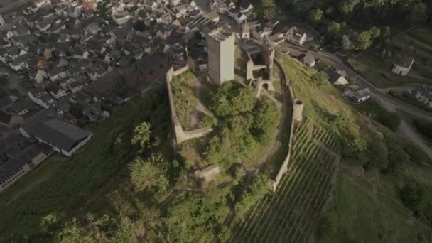 Tilting Images Drone Flight Niederburg Castle Hill Kobern Moselle River — Vídeo de Stock