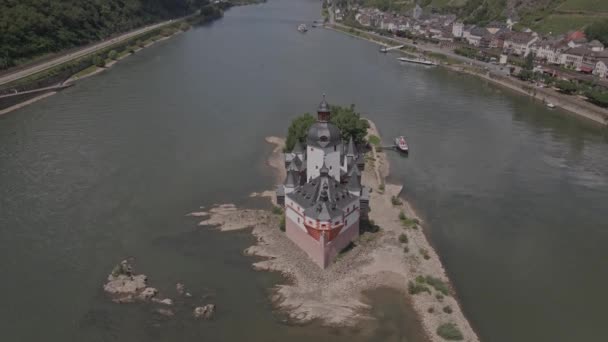 Descending Drone Footage Castle Pfalzgrafenstein Island Falkenau Rhine River City — Stockvideo