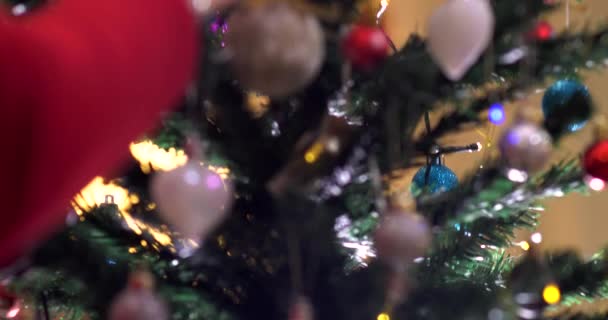 Decorating Christmas Tree Golden Ball — Stok video