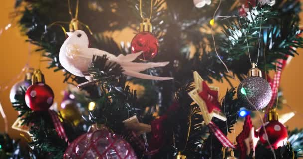 Árvore Natal Com Decorações Está Balançando — Vídeo de Stock