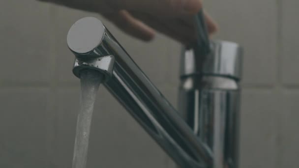 Hand Opens Sink Faucet Lets Out Water Slow Motion — Stok video