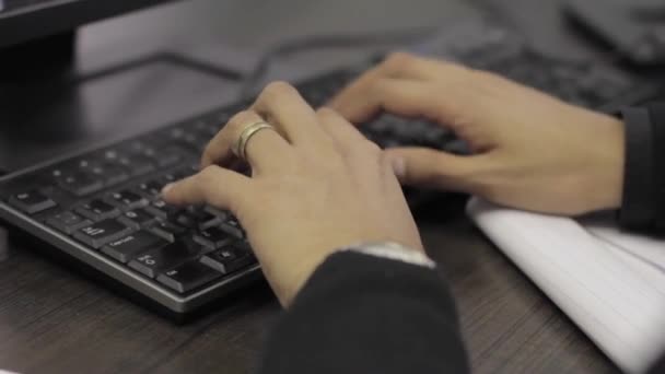Крупним Планом Жінка Руках Чорного Блейзера Друкується Сучасній Клавіатурі Стільниці — стокове відео
