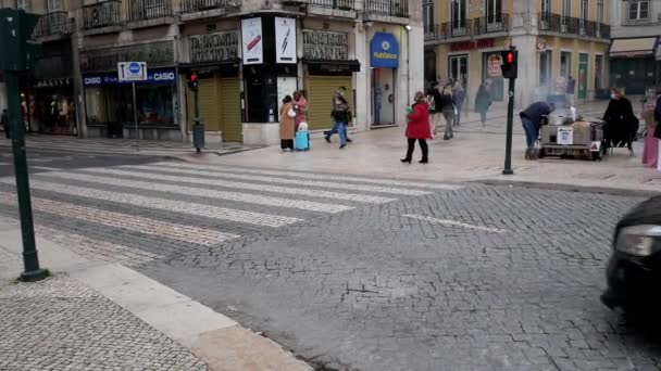 Pedestrian Corner Rua Aurea Rua Dezembro Lisbon Portugal People Cars — 图库视频影像