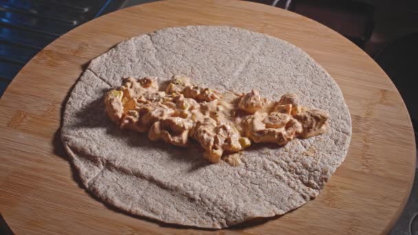 Avvolgere Tortilla Basso Contenuto Calorico Con Ripieno Del Seno Pollo — Video Stock