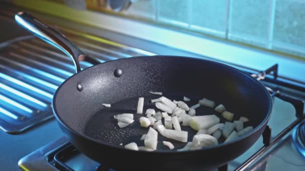 Gehackte Weiße Zwiebeln Und Paprika Einer Pfanne Mit Olivenöl Anbraten — Stockvideo