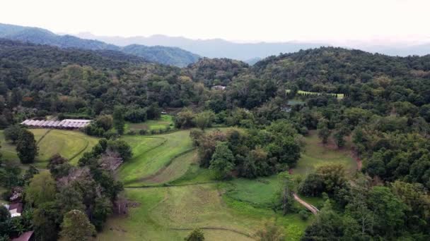 Aerial Drone Backward Moving Shot Cottages Beautiful Mountain Range Tham — Stock Video