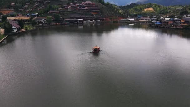 Aerial Rotating Shot People Boating Lake Daytime Boat Oars Ban — Stock video
