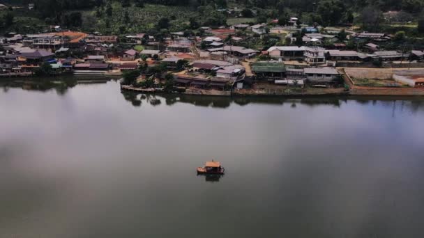 Aerial Rotating Shot Tourists Enjoying Boat Ride Lake Daytime Ban — Stok video