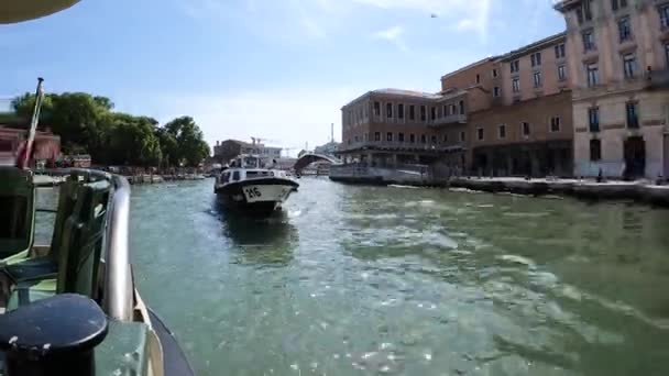 Tourist Boats Traveling Grand Canal River Channel Venice Italy — Vídeos de Stock