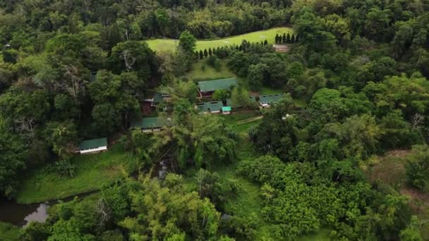 Aerial Forward Moving Shot Helipad Surrounded Lush Green Forest Tham — Stock video