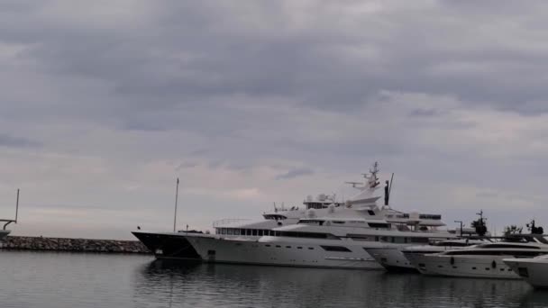Port Puerto Banus Marbella Spain Large Yachts Moored Side Side — ストック動画