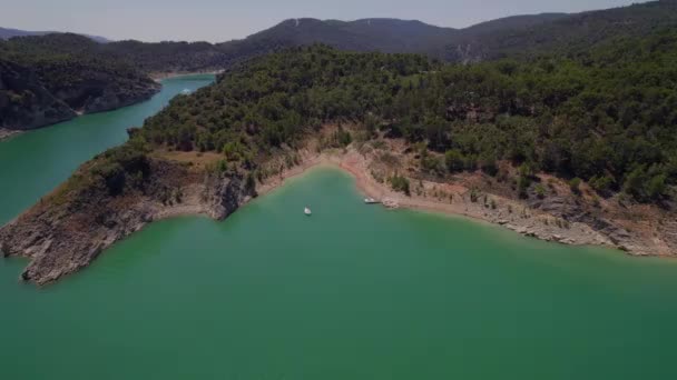 Drone Flying Sailship Turquoise Water Reservoir Spain Rocky Coast — Vídeo de stock