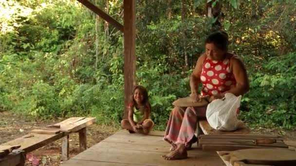 Mujer Indígena Una Tribu Selva Amazónica Lijando Tazón Madera Hecho — Vídeos de Stock