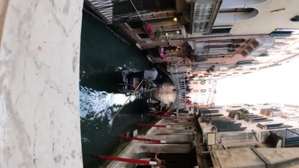 Gondola Hajókirándulás Turisták Számára Canal Folyóban Velencében Olaszországban Függőleges Felfedezés — Stock videók