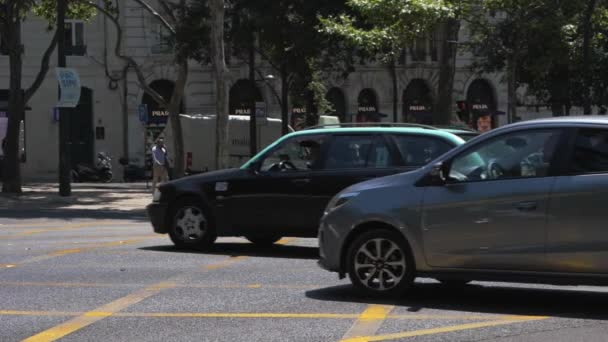 Auto Che Guidano Attraverso Traffico Quotidiano Persone Che Camminano Strade — Video Stock