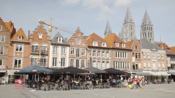 比利时图尔奈的老陶器市场 Vieux Marche Aux Poteries 杜尔奈大教堂的建筑用起重机和罗曼式塔楼背景 — 图库视频影像