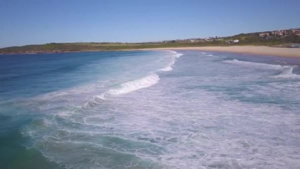 Aerial View Ocean Waves Crashing Sandy Beach — Vídeo de Stock