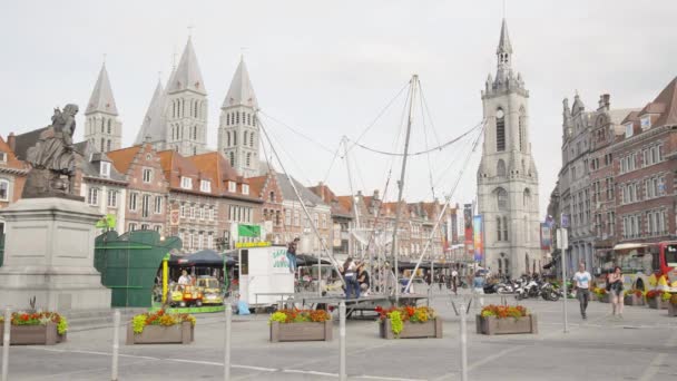 比利时图尔奈古老的陶器市场 人们跳上电车 大教堂和背景中的Iconic Belfry — 图库视频影像