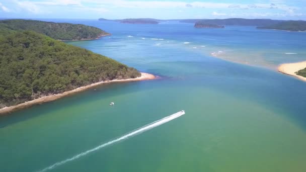 Beautiful Epic Aerial View Speed Boat Passing Tropical Island Paradise — Wideo stockowe