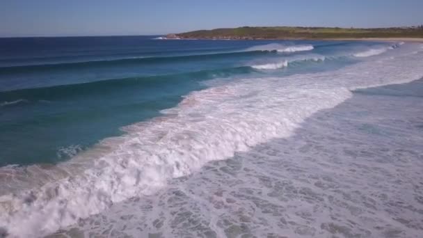 Aerial View Waves Crashing Shore Beach — Vídeo de stock