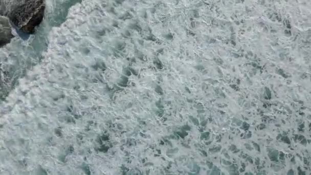 Top Aerial View Foamy Ocean Waves Hitting Rocks — Vídeo de Stock