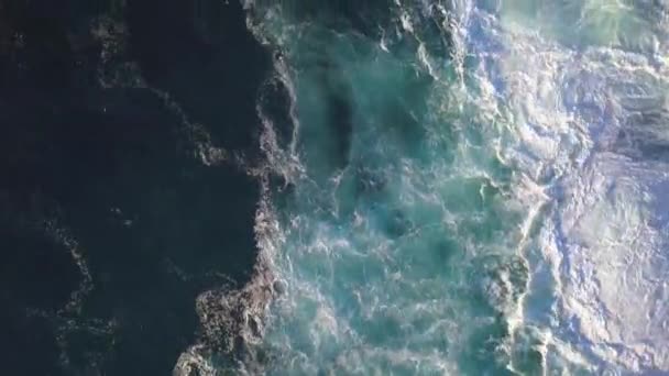 Aerial Top Drone Shot Waves Hitting Rocks — Stockvideo