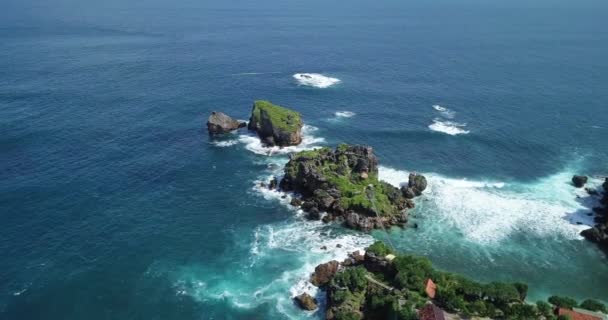 Cinematic Drone Shot Waves Indian Ocean Crashing Rocky Islands Sunny — Vídeos de Stock