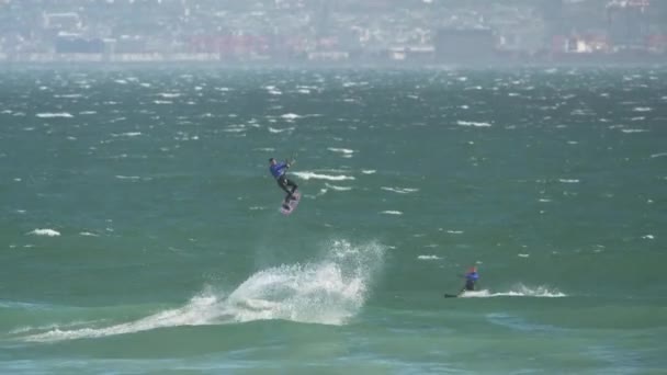 从南非开普敦Bloubergstrand海滩跳下来的风筝冲浪者 — 图库视频影像