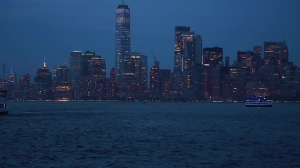 Dusk Skyline New York Ferry River Handheld View — Stock video