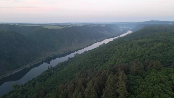 Εναέρια Θέα Στον Ποταμό Moselle Και Τους Καταπράσινους Λόφους Κοντά — Αρχείο Βίντεο