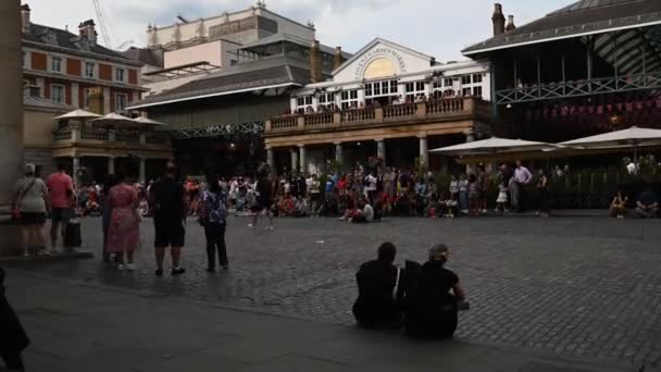 Gente Sta Camminando Attraverso Covent Garden Fronte Bellissimi Negozi Che — Video Stock