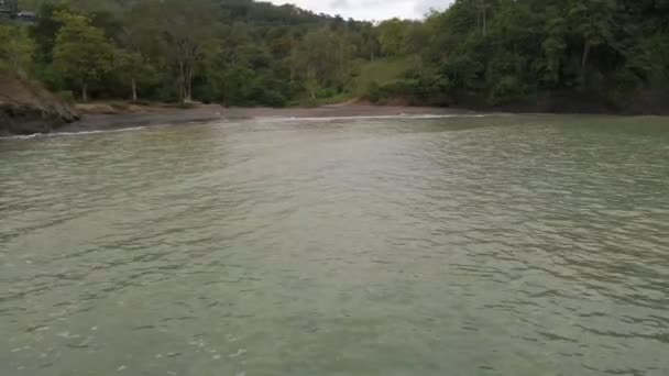 Playa Vaca Costa Rica Пасмурный День Спокойным Тихоокеанским Океаном — стоковое видео