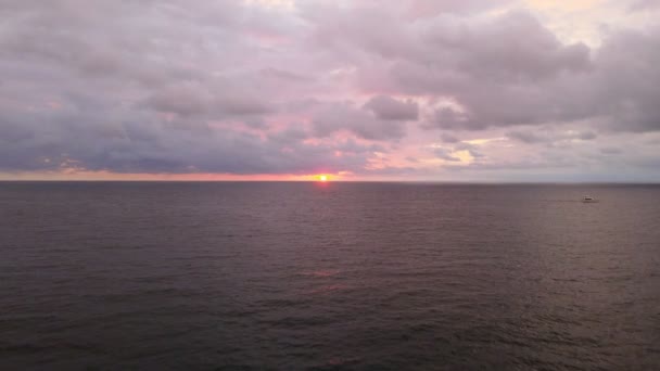 コスタリカの海岸近くの太平洋上の美しいオレンジ色の夕日で — ストック動画