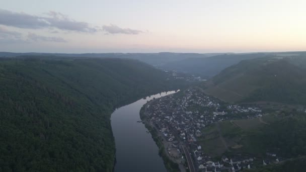 ドイツのモゼル川のほとりにあるクロッテンというドイツの都市を空中から見下ろすと — ストック動画