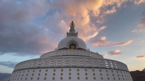 Buddhist White Domed Shanti Stupa Hilltop Sunset Sky Chanspa Leh — Stok video