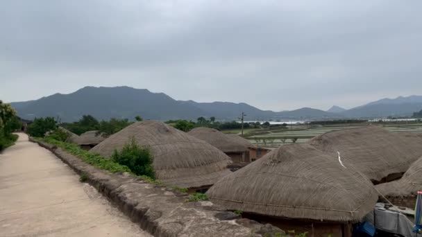 Pov Walk Path Showing Traditional Houses Korean Village Cloudy Mountains — Stock videók