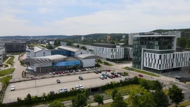 Aerial Approaching Shot Modern University Gdansk Parking Cars Oliwa Campus — 图库视频影像