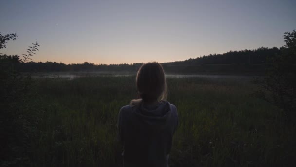 Молода Блондинка Спиною Камери Фотографує Заході Сонця Озері Сільській Місцевості — стокове відео