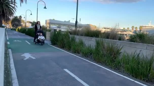 Mum Walking Her Daughter Pram Walking Path Port Melbourne — Stockvideo