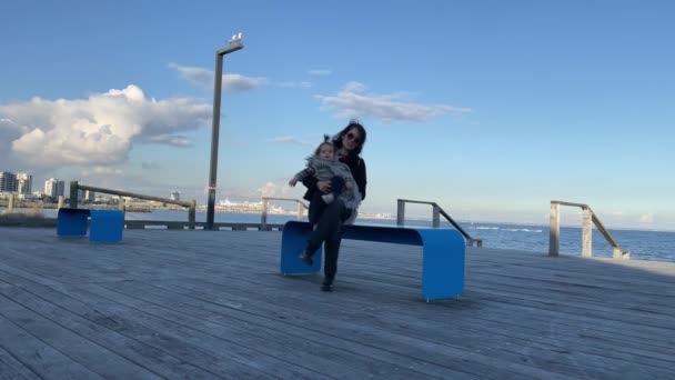 Mother Daughter Sitting Bench Bay Port Phillip Melbourne Australia — ストック動画