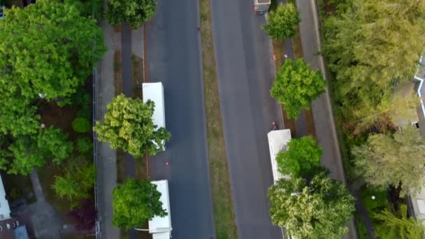 Cars Drive Avenue Breathtaking Aerial View Flight Tilt Drone Footage — Video Stock
