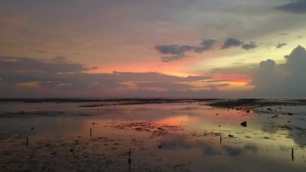 Das Wasser Ist Wie Ein Spiegel Und Reflektiert Den Großen — Stockvideo