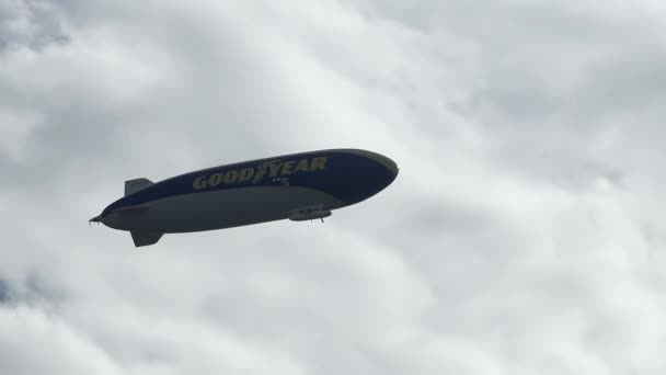 Big Goodyear Blimp Flying Blue Cloudy Sky Weekend Zeppelin Airship — Stockvideo