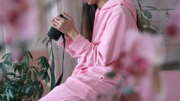 Mujer Con Ropa Rosa Está Mirando Fotos Cámara Digital — Vídeos de Stock