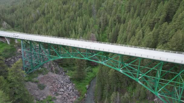 Drone Watches Couple Cars Drive Steel Bridge Bridge Runs Creek — ストック動画