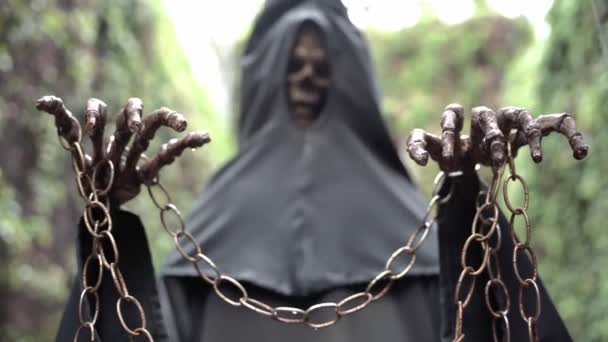 Chained Hands Skeleton Wearing Black Tunic — Stok video